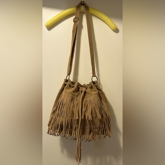 NWOT boho fringe faux suede bucket bag - Picture 4 of 5